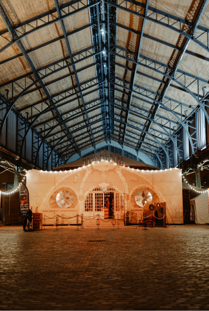 Le chapiteau du Magic Mirror dans la Gare Maritime de Tour & Taxis pour les représentations du Magic Cabaret