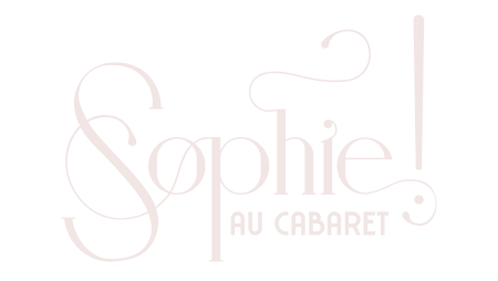 Logo du spectacle Sophie au Cabaret !, avec une typographie élégante et artistique où le mot 'Sophie' est mis en valeur par des courbes et des ornements, accompagné du texte 'AU CABARET' en lettres capitales.